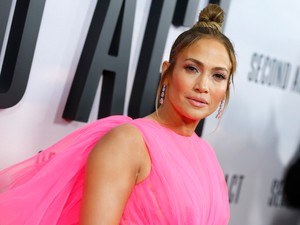 Jennifer Lopez anyaszült meztelenül promotálja új testápolóit